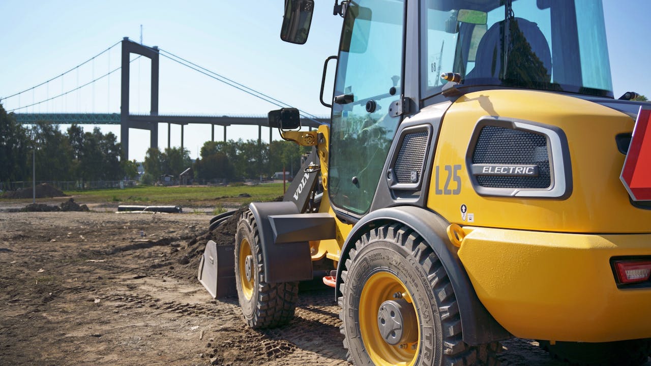 For off-grid applications, Volvo Construction Equipment offers a Beam solar fast charger that has its own battery pack. The charging time of this setup is the same as on the 240-volt, Level 2 AC setup, which is six hours on the ECR25 and 12 hours for the L25.